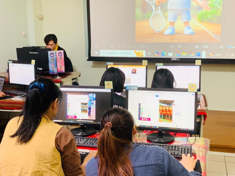 南澳DOC 數位生態系，人才培訓課-AI數位生成術，文健站照服員認真實作中。