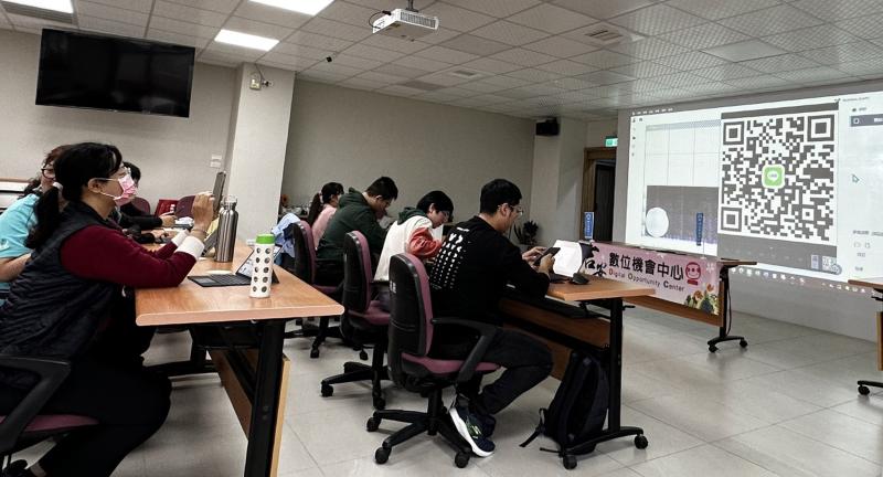 吉安數位機會中心114年度生態系人才培訓課程，於4月8日在吉安農會綠照站開課，學員有的自備筆電和平台認真學習，結訓後期待到據點分享。