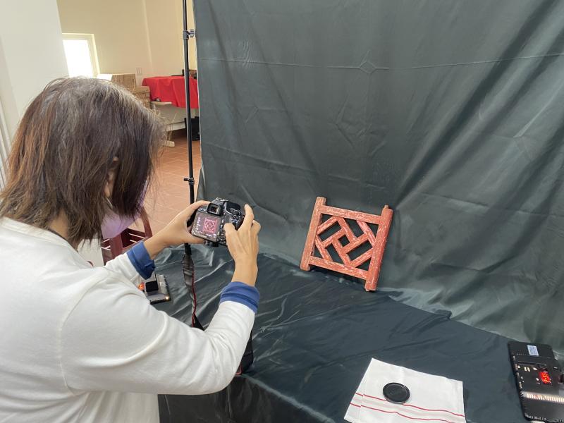 學員們將自己家中的老物帶來，並透過攝影課程進行紀錄典藏。