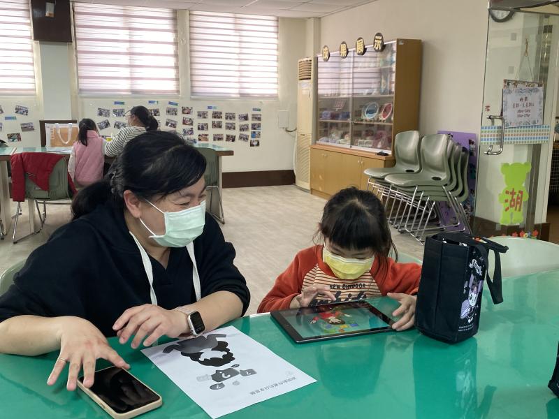 透過金湖DOC親子動畫課程，媽媽和孩子一同在平板上作畫、討論動畫效果，讓課程別具意義。