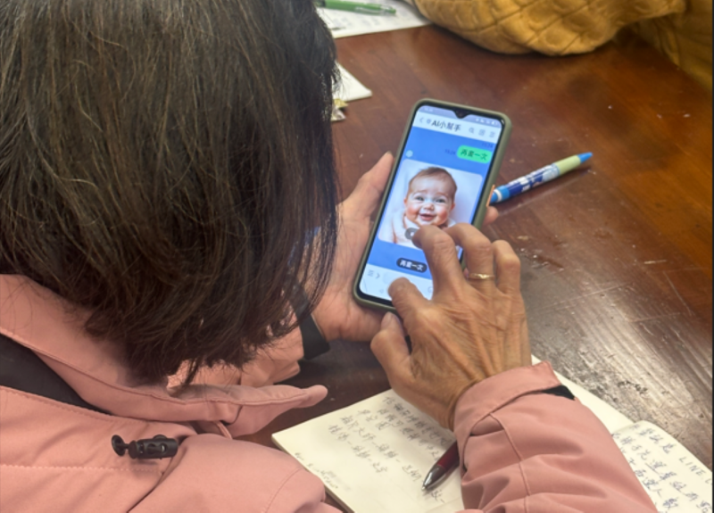 透過LINE的AI小助手，學員們練習如何輸入簡單的指令來生成圖片，大家都玩得不亦悅乎。