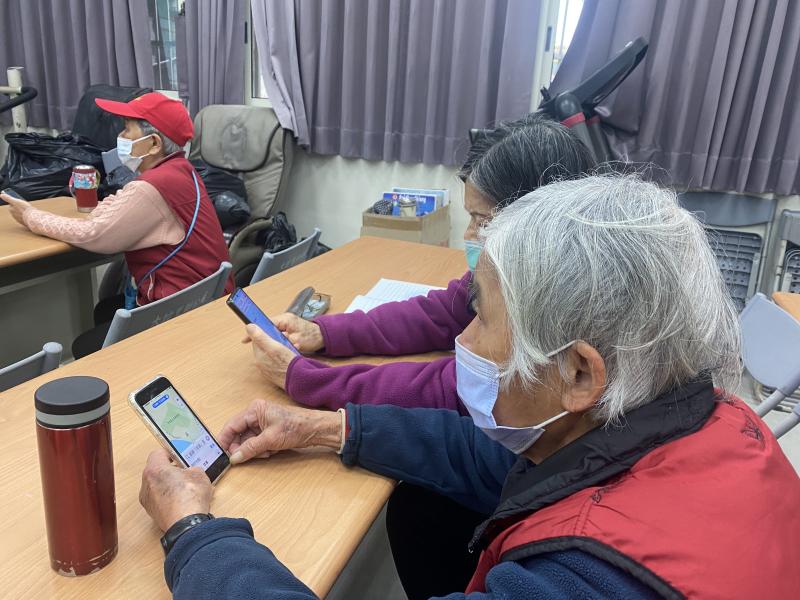 跟著老師的步驟，長輩們學會如何規劃導航路線，以及查詢大眾運輸方式的公車班次、時刻表。