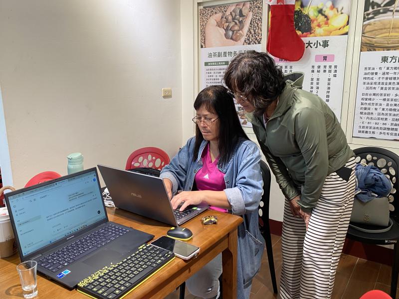 邊動手操作、邊互相討論，學員們體驗ChatGPT，從一開始互動停頓，到互動停不下來，每一步充滿驚喜和樂趣