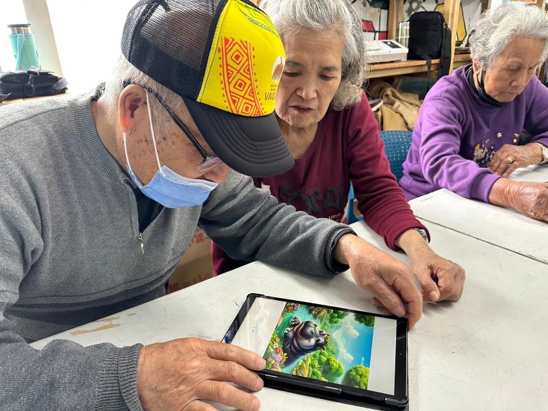 銀髮學員們學習用 AI 生成繽紛可愛的圖畫。從好奇到驚嘆，樂在其中，說原來學習數位真有趣。