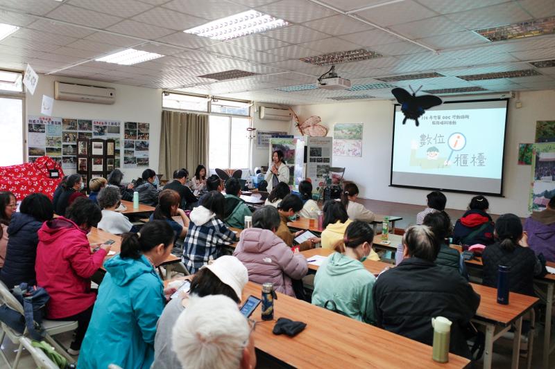 輔導員們接力上場開始一堂堂精實課程，《手機助攻山林探險》，透過離線地圖的運用，夥伴們學習如何在山林間安心前行，不再擔心迷失方向，讓讓登山健行變得更加安全，提升大家的戶外安全意識。
《智慧防災安心生活》，學習應用「消防防災e點通」APP、國家