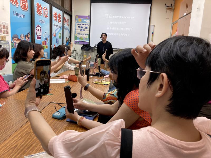 老師分享使用多款不同角度來練習自拍，找出自己最有型的一面