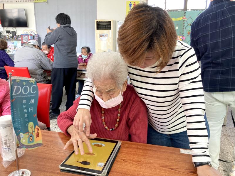 九十歲的阿嬤走出家園，來到社區，與大家一起學習平板載具，訓練反應與手眼協調