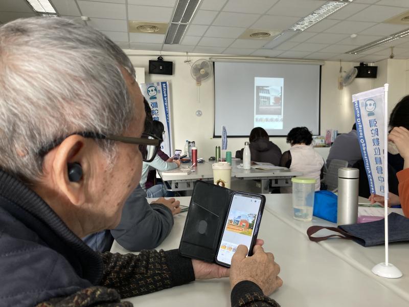 學員跟著老師的步驟，一步一步操作著手機編輯軟體，將照片裁切、調整成自己的風格