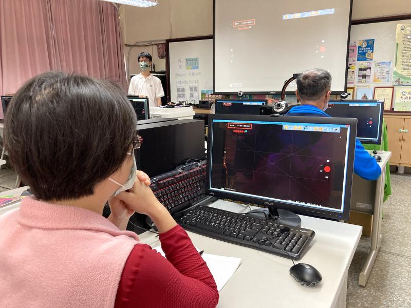 學員第一次學習無人機操作，操控全在雙手上，仔細聽著老師介紹左右推桿的功能