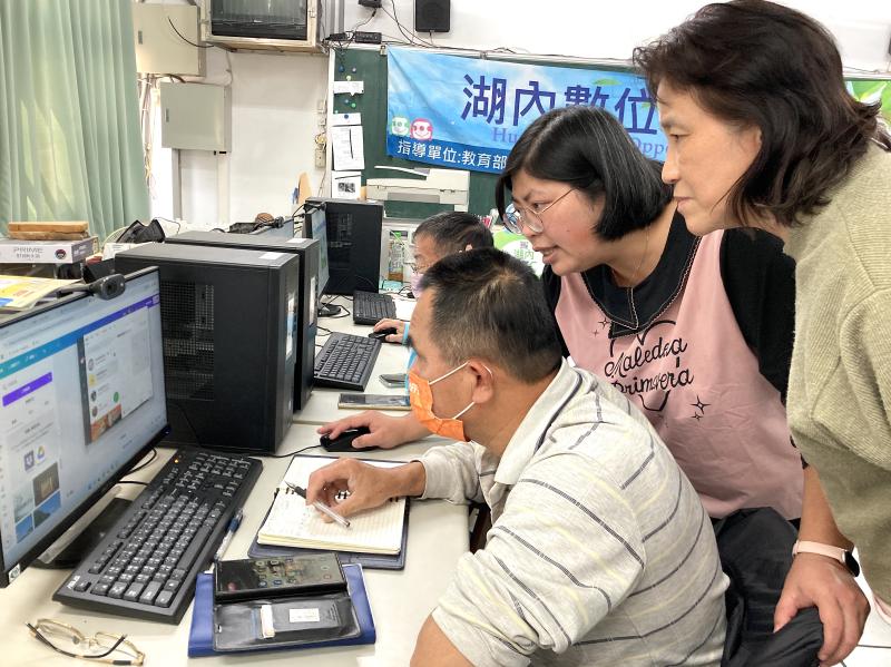 學員彼此交流學習，一起分享所學，共享數位工具