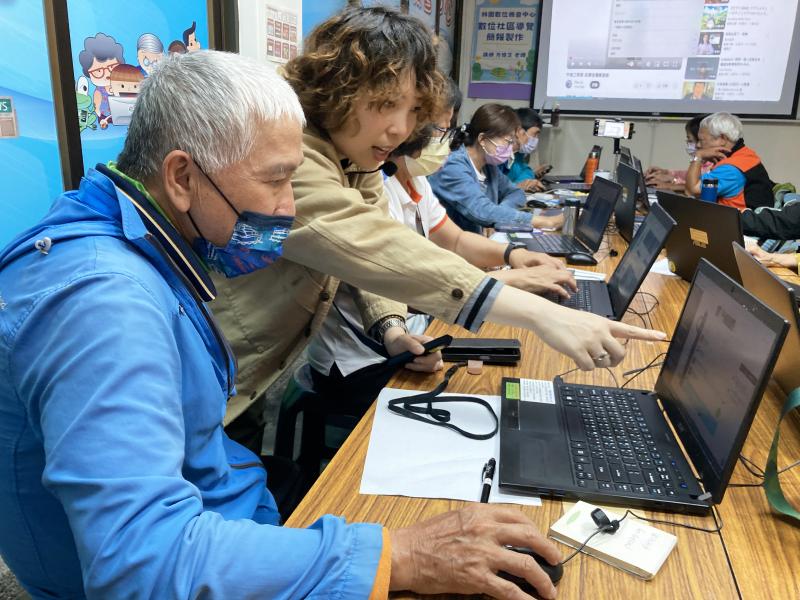 當學員遇到操作上的問題時，老師就會出現在身旁，帶著學員在練習一次