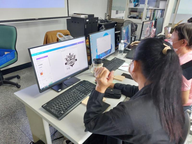 時間：114/03/03
地點：六甲DOC教室
活動內容：透過CANVA設計圖案，並以雷射雕刻機刻出專屬自己的鑰匙圈!