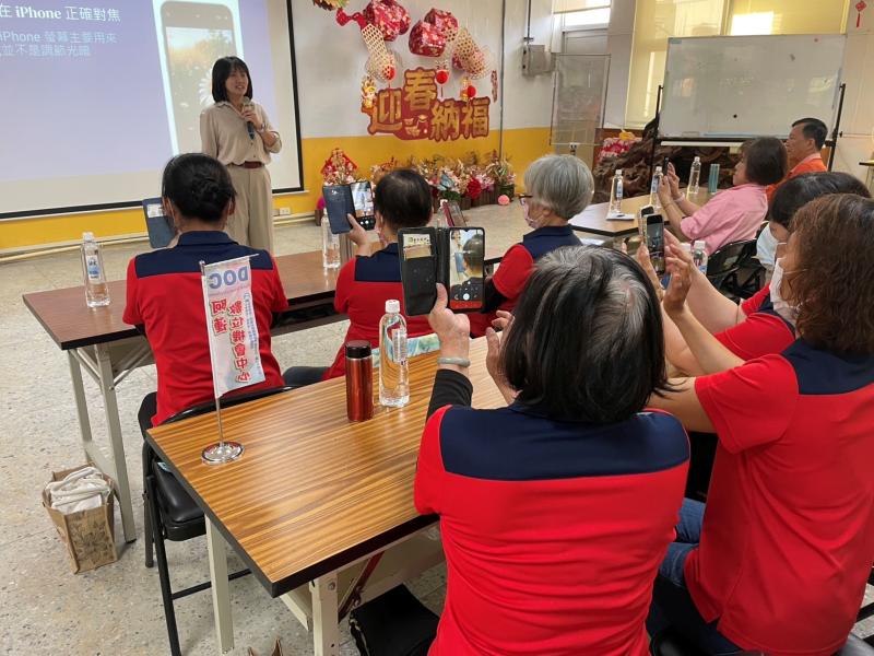 時間：114/04/14
地點：阿蓮區公所
活動內容：老師從相機最基本教學，學員們開始會抓最適合的角度拍照囉~