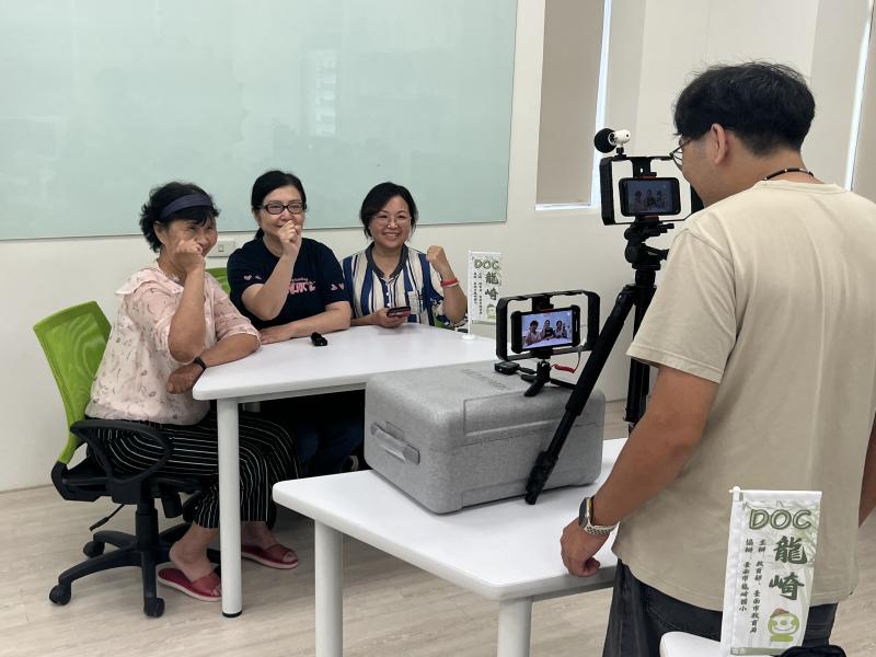 時間：114/04/20
地點：龍崎DOC教室
活動內容：攝影課程，藉由老師專業的設備，學員分組構想劇情，錄製防詐宣導影片