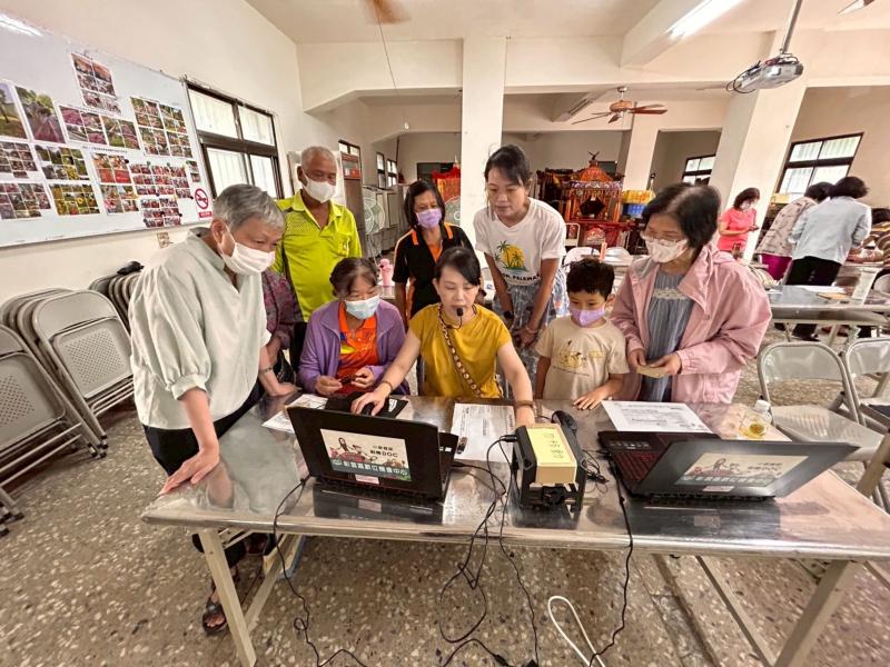 莿桐帶領新社區認識數位工具，學員學習原來自己也能操作雷雕機器產出有趣的成果