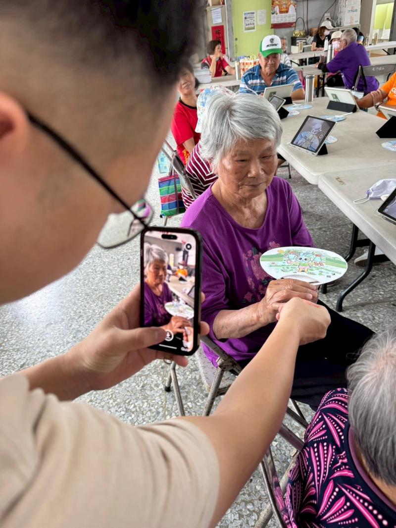透過AR鏡頭，可以和自己創作的作品互動，實在太有趣