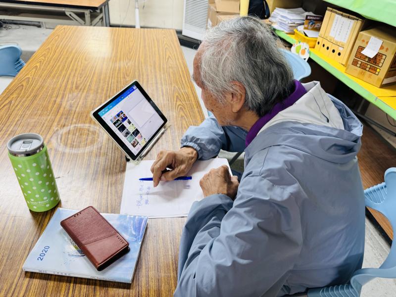 麻園井頭教室，阿公學員透過數位工具細心整理、編輯，慢慢拼湊出屬於在地的文史一頁網。一邊思考版面編排，一邊學習操作功能，從排版到圖片處理，反覆練習、細細琢磨，讓社區的記憶在螢幕上一點一滴被保存下來，凝聚成一頁充滿故事的時光記錄。