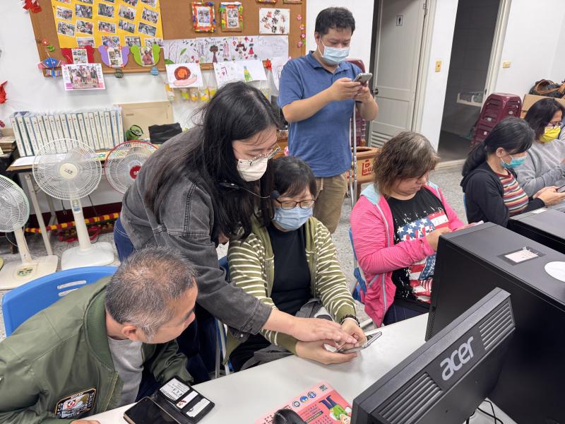 學員透過手機嘗試找出討喜的AI人聲，有人沉浸於挑選聲線的樂趣中，部分學員則是仍在摸索階段，講師引導下慢慢掌握新技能操作和其中樂趣。