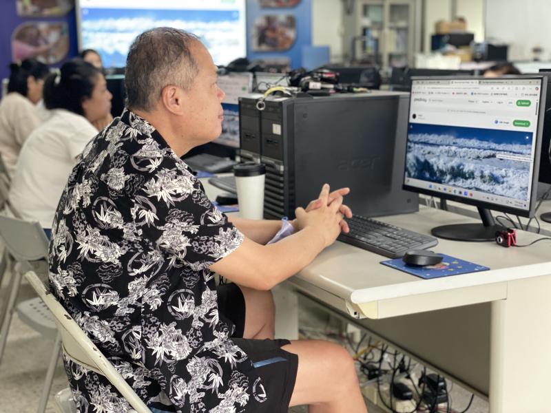 學員專注聽講說，挑選網頁圖片注意事項，待實作時才能掌握節奏和美感，建構專業的頁面。