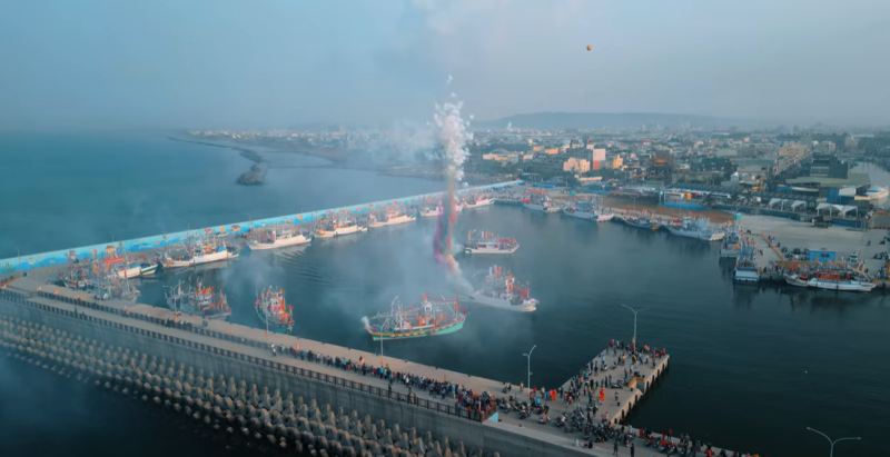 參與「空拍機影片剪輯實務課程」的學員則以空拍機高空拍攝,捕捉壯觀的媽祖船隊畫面。