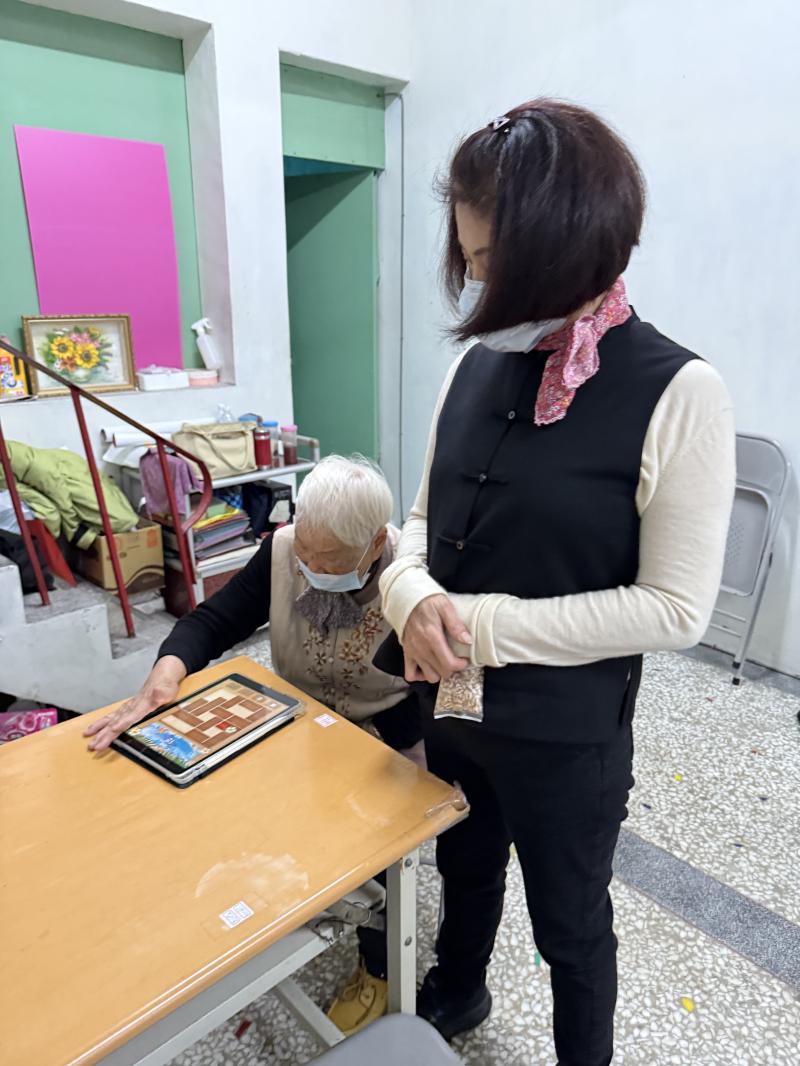 北港DOC的行動諮詢，我總是喜歡帶著平板走進各個據點。因為有不少長軰是沒有手機的，當她們看到我帶來平板時，總是特別開心，眼神裡充滿了期待與好奇。最讓我感動的，是那天看到一位年輕一點的阿姨，耐心地教93歲的婆婆玩平板裡的遊戲。婆婆一邊學、一邊