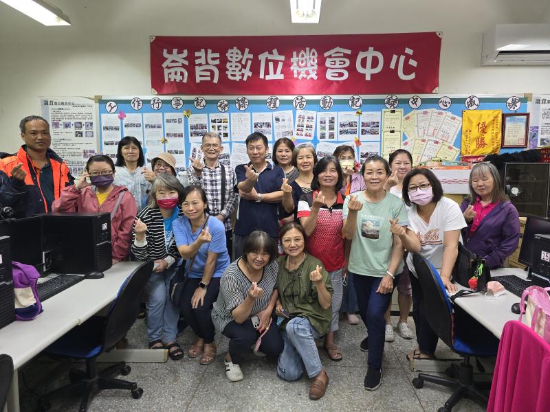 課後學員合影。