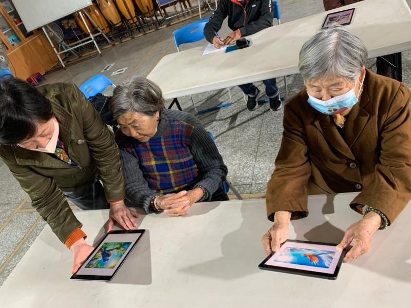 透過AI工具的幫忙,長輩們也能快速生成圖片。