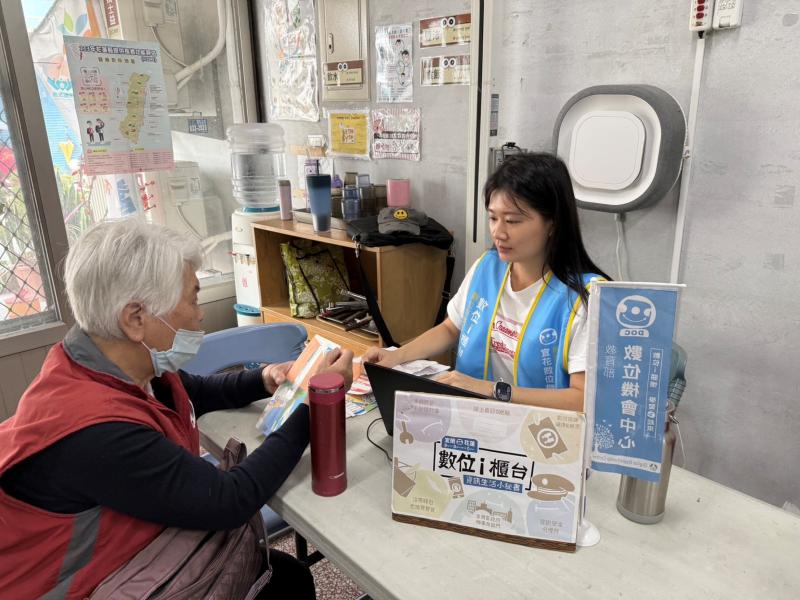 壽豐DOC辦理數位諮詢推廣數位綠生活，長輩帶著家中的電費帳單到現場諮詢