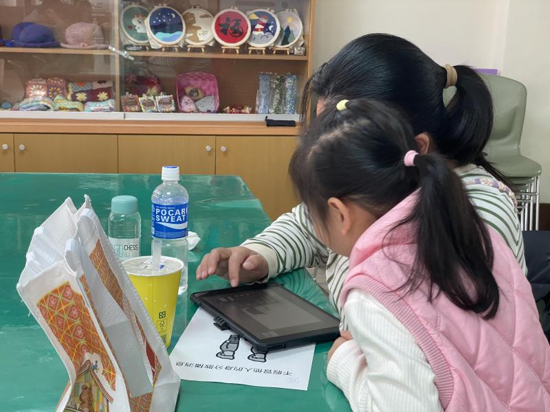 媽媽帶著孩子進行平板繪畫，並設置動畫路徑。