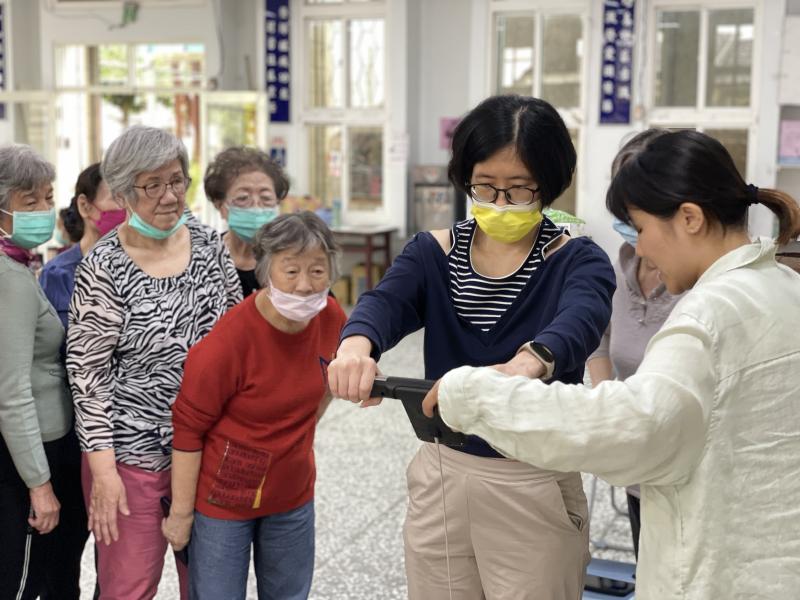 大家體驗使用體脂機測量身體數值，並透過手機APP記錄每一次的測量記錄，要先了解自己的身體組成才能夠更有效率的鍛鍊身體！