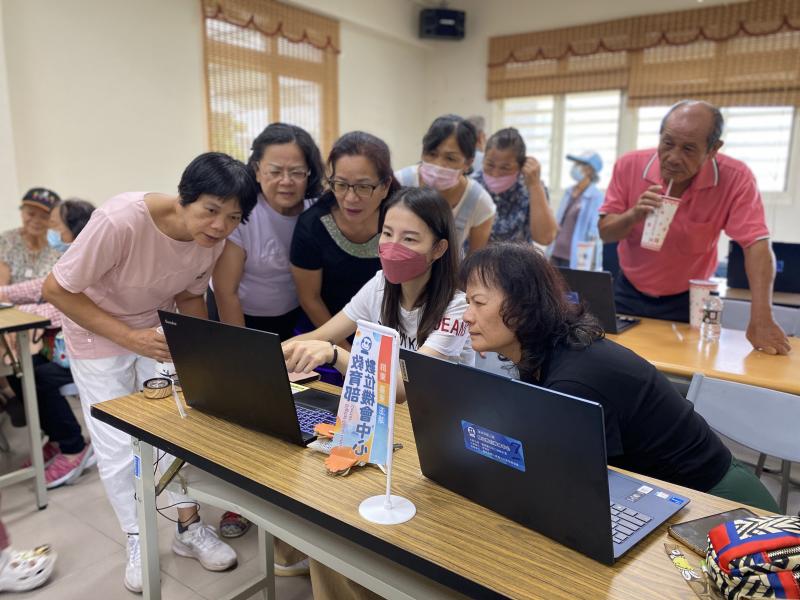 光影紀實數位典藏，學員積極提問與練習，講師及時指導和示範，提升簡報排版能力。