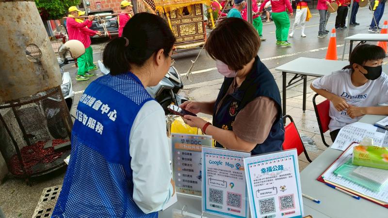 例行性都會出攤的學甲DOC，這次與廟宇合作，協助民眾處理數位相關問題