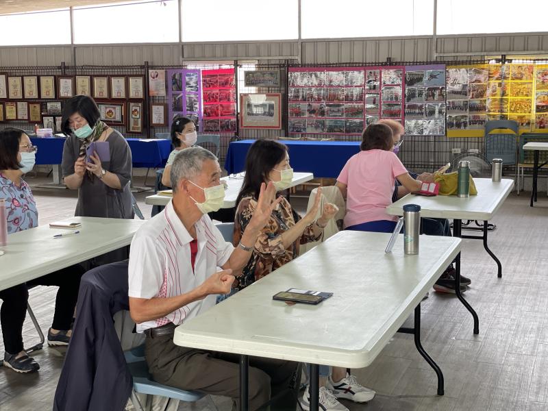 四結社區的夥伴們十分認真參與【數位樂活挑戰】活動，每天開起Line@「銀髮族體適能&腦適能鍛鍊」官方帳號，挑選腦力訓練或是體適能遊戲，養成規律運動及腦訓練的習慣，使用LINE@的功能也越來越熟練啦~