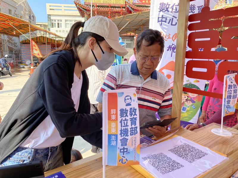 為推動新數位生態，讓數位學習資源更深入社區、貼近日常生活並即時解決疑問，數位機會中心走出教室，採用「行動諮詢服務」的形式，與社區和民眾進行更近距離的互動與交流，期望開啟更多數位學習的可能性。
由東東澎輔導團隊、湖西DOC與澎湖DOC夥伴們共