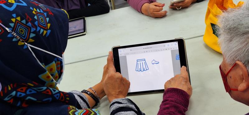 新城DOC於嘉里村開設雷雕課程，指導銀髮學員學習如何使用數位工具來創作，再與數位工藝結合製作出獨一無二的手工皮製雕刻小物。