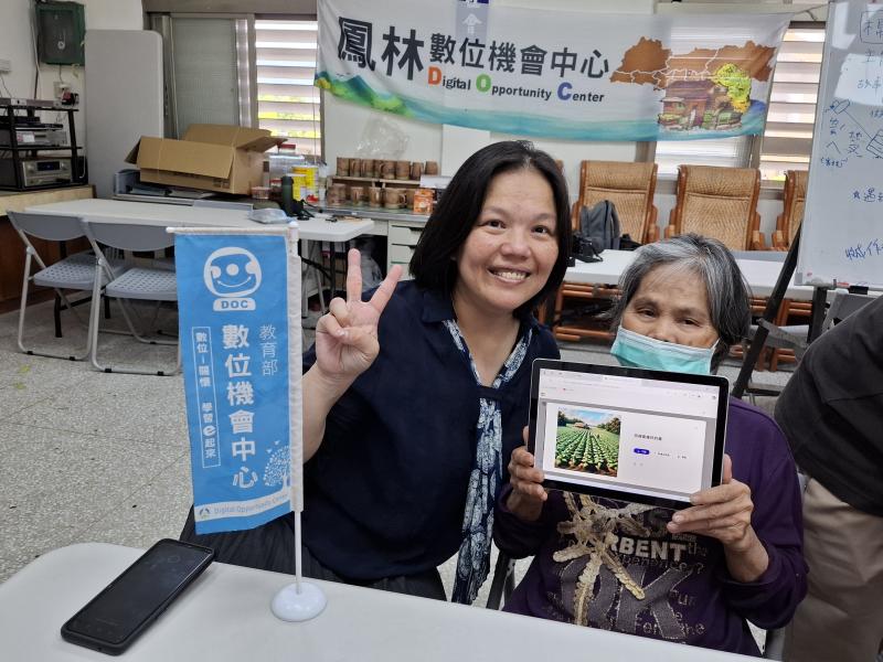 宜花輔導團在鳳林DOC開辦「AI說書人：在地故事創作」課程，講師引導長者回憶兒時的鳳林風景，運用語音輸入關鍵字給AI，而鳳林早年種植菸葉，圖片中的長者學員(右)拿著菸草田的AI圖像成果，開心地與講師合影。