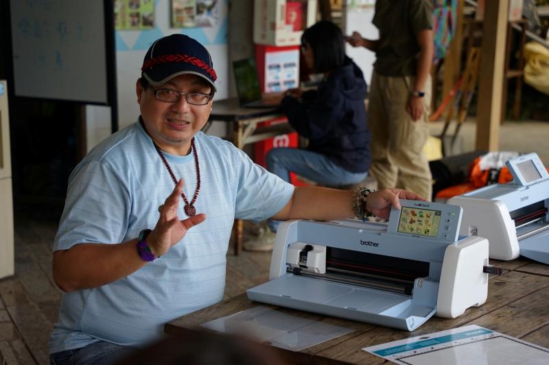 豐濱DOC來到復興部落開設電繪裁藝創作課程，老師向學員介紹裁藝機操作。
