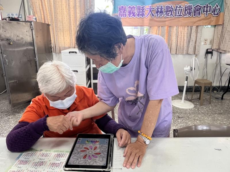 大林DOC數位幫手協助社區長輩體驗平板繪圖APP，利用手指點點及學習配色，就能完成美麗的曼陀羅點點畫。