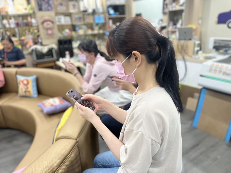 講師分享短影音剪輯小技巧，橋頭DOC學員認真練習剪輯，期待完成專屬的短影音作品。