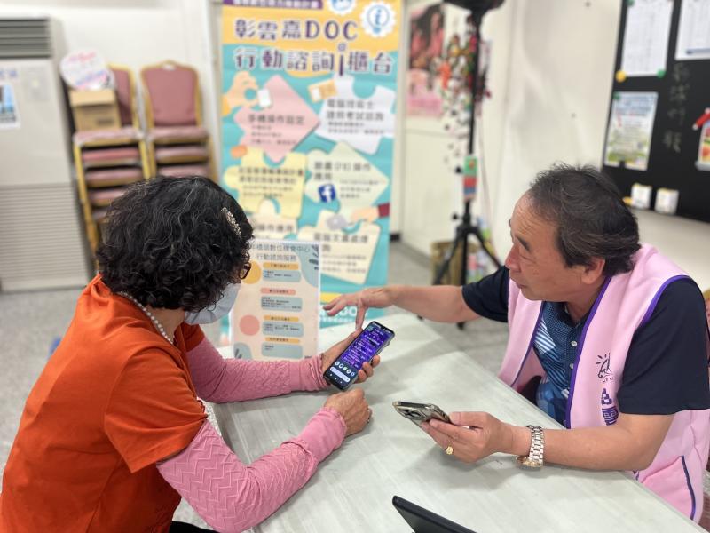 橋頭DOC前往台西樂齡中心辦理行動諮詢服務，社區長輩們紛紛前來詢問手機操作問題，一對一的服務，橋頭DOC執行長蔡老師熱心協助長輩解決手機使用上的問題，讓長輩手機使用更便利。