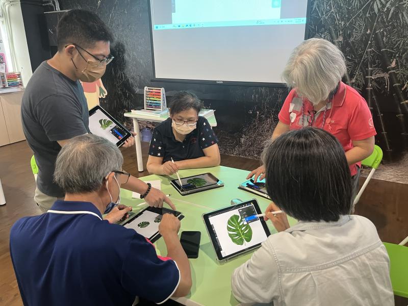 大林DOC開設平板電繪課程，講師帶著學員從線稿、上色細節繪製到繪者簽名，學員們紛紛完成不同質感的觀葉植物作品。