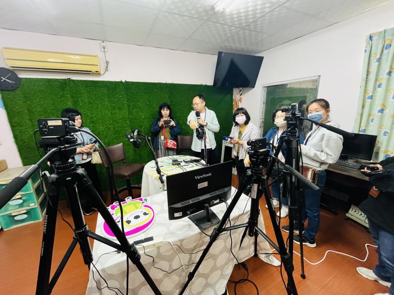 義竹DOC執行長與前來參訪的DOC夥伴們，分享錄製Podcast的場景及介紹設備如何使用，讓參訪夥伴們都能實際體驗看看。