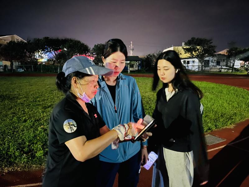 橋頭DOC召集學員一同參加實體健走活動，開始健走前，最重要的是就是開啟馬拉松世界APP，紀錄健走里程及健走路線，就算是夜間健走也沒有問題喔！