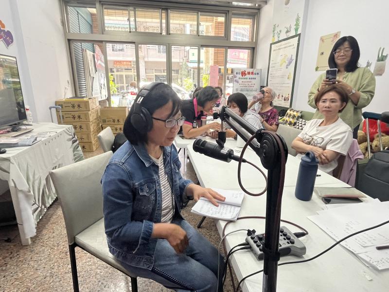 大林DOC開設Podcast錄製課程，學員體驗Podcast錄製，透過專業麥克風收音，發現自己的聲音充滿磁性，非常好聽喔！