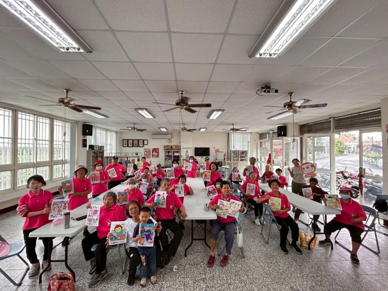 這次AR體驗不僅讓長輩們感受到科技的魅力，還增進了彼此之間的情感，真是一場絕妙的視覺之旅啊！