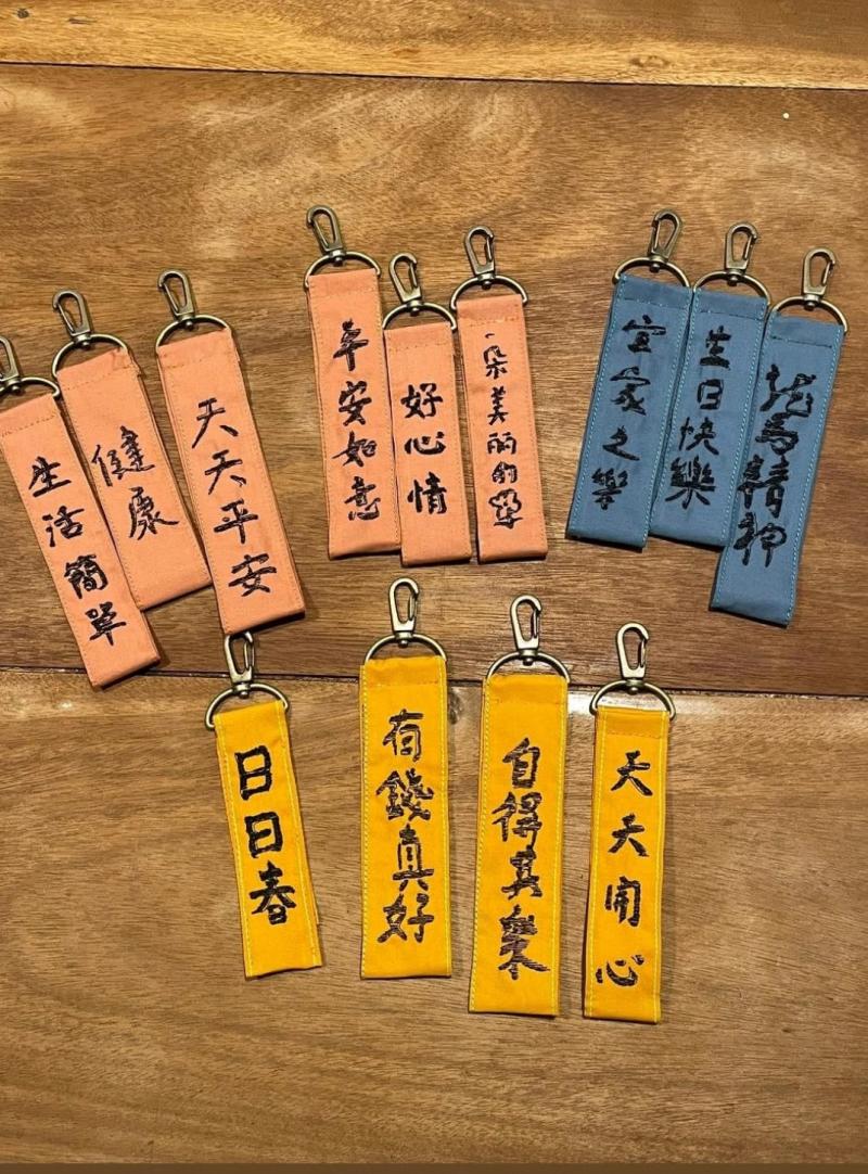 長輩秀出自己的專屬作品。