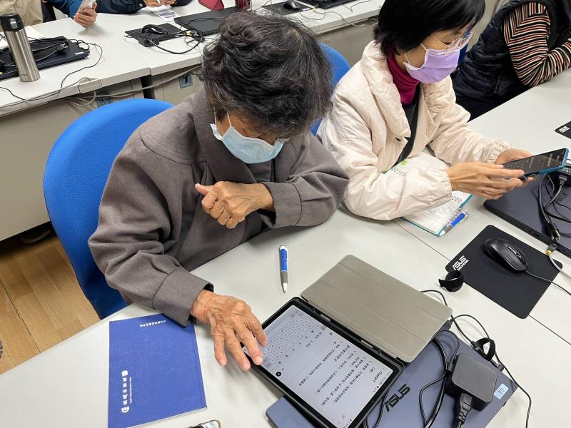 學員第一次使用ChatGPT，雖然對ChatGPT還很陌生，但充滿著好奇心想學習，認真聆聽完老師教的每一個步驟後，發現這個AI科技很有趣。