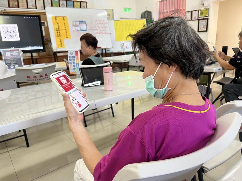 學員線上收聽全國DOC Podcast作品，挑選喜愛的節目，認識聲音媒體的魅力與多樣表達方式。