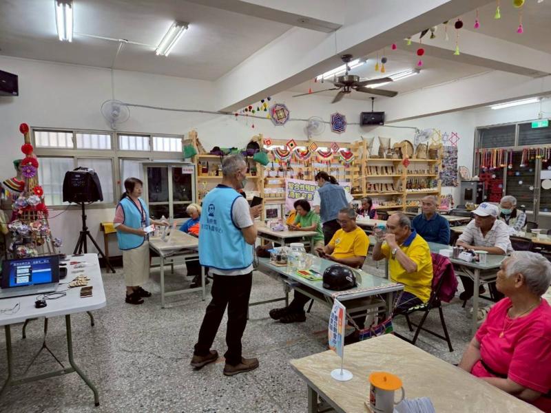  透過今天的討論正向傳達應有的觀念與可行做法，加上講師提到數位機會中心可以指導親子共同來下載軟體安裝訂下規則，開始啟動家長監護的方向。