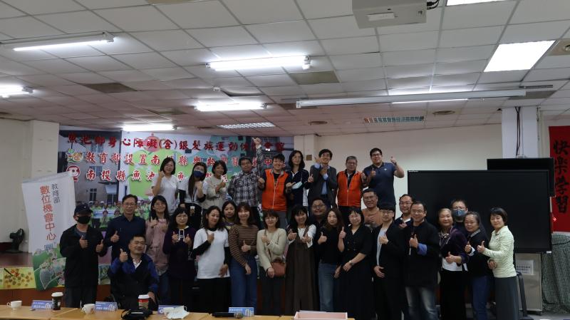 教育部、中投縣市府督導及中投DOC執秘夥伴們合影